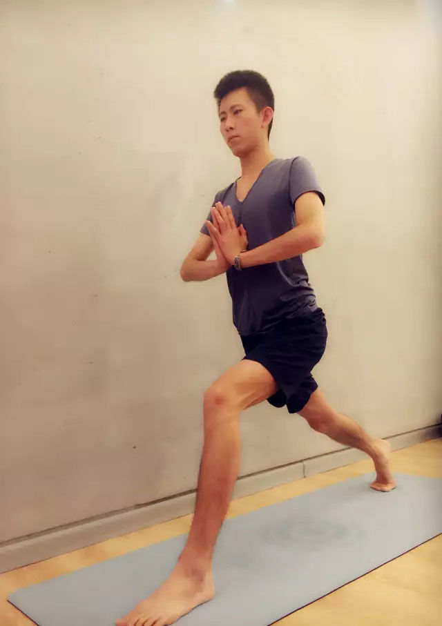 瑜伽体式大全 三角扭转侧伸展式瑜伽动作精讲4