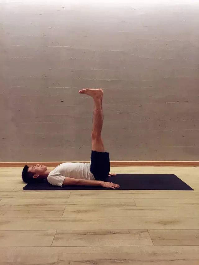 瑜伽动作大全 肩倒立犁式瑜伽动作精讲3
